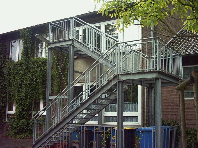 Gewinkelte Treppe aus Metall